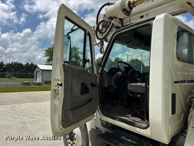 image for item DI9847 2005 International 4300 digger derrick truck