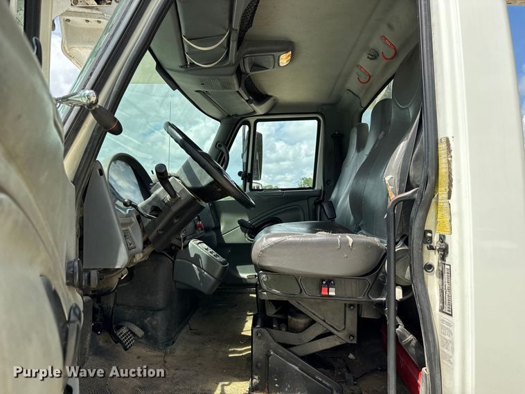 image for item DI9847 2005 International 4300 digger derrick truck