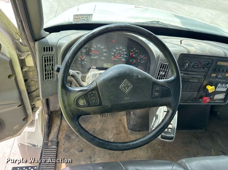 image for item DI9847 2005 International 4300 digger derrick truck