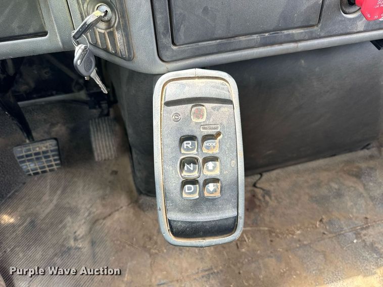 image for item DI9847 2005 International 4300 digger derrick truck