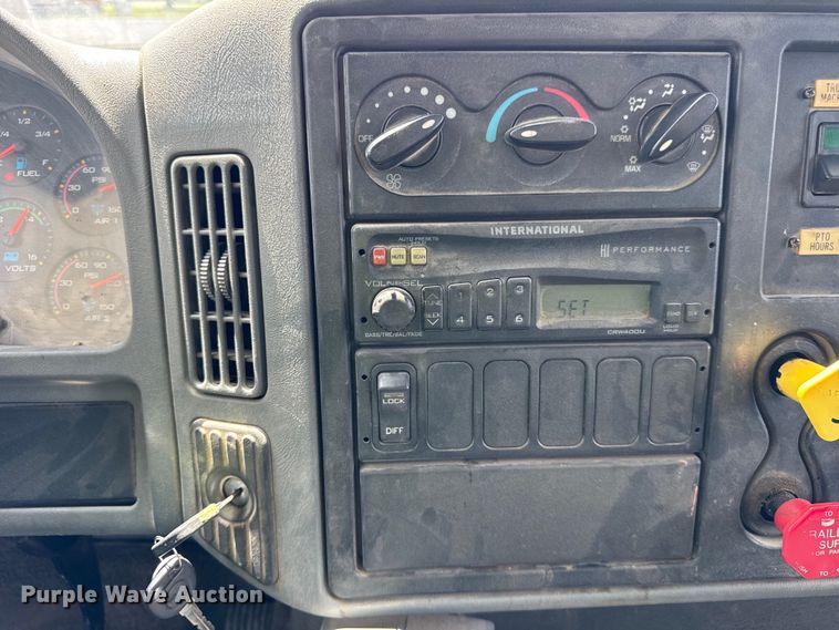 image for item DI9847 2005 International 4300 digger derrick truck