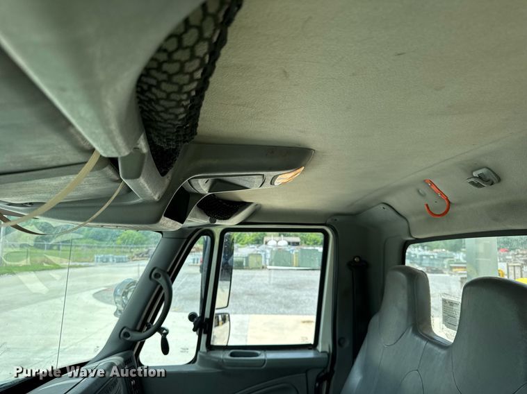 image for item DI9847 2005 International 4300 digger derrick truck