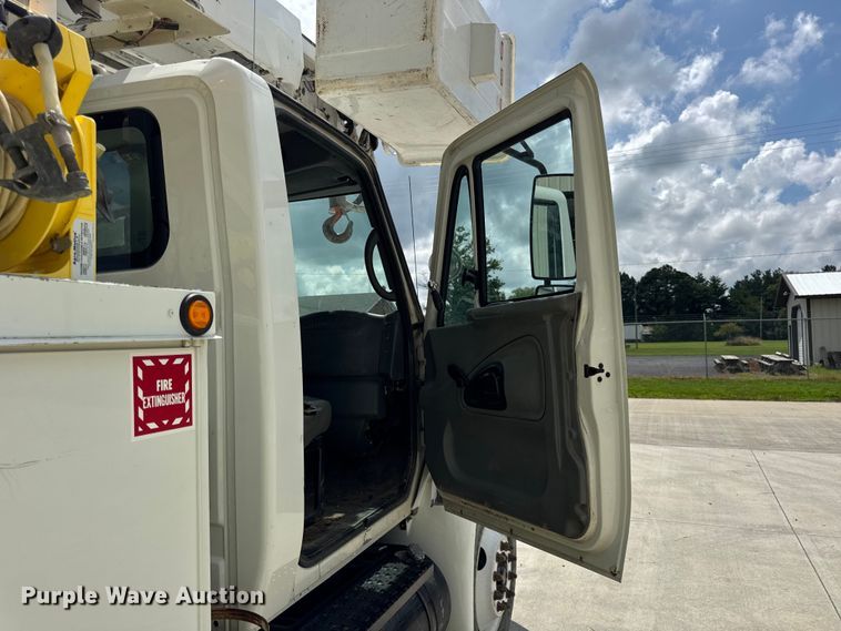 image for item DI9847 2005 International 4300 digger derrick truck