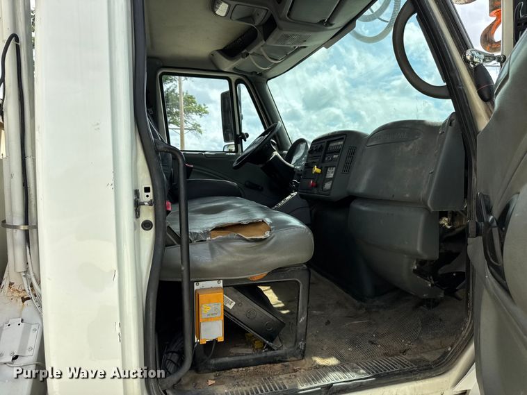 image for item DI9847 2005 International 4300 digger derrick truck