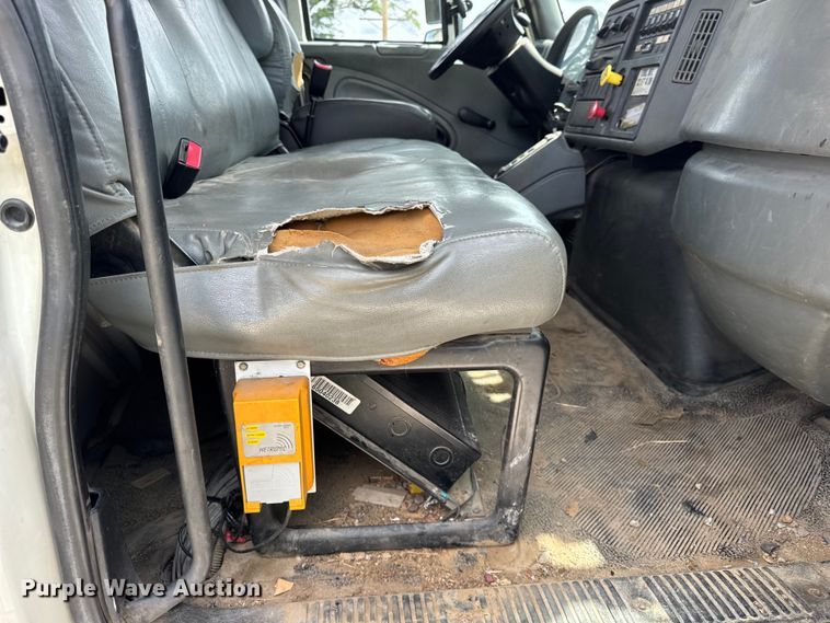 image for item DI9847 2005 International 4300 digger derrick truck