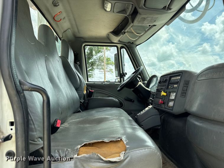 image for item DI9847 2005 International 4300 digger derrick truck