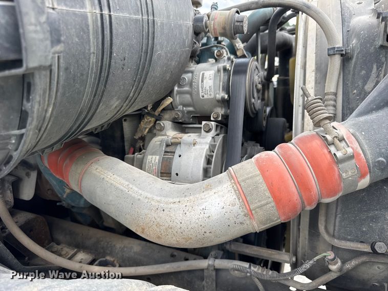 image for item DI9847 2005 International 4300 digger derrick truck