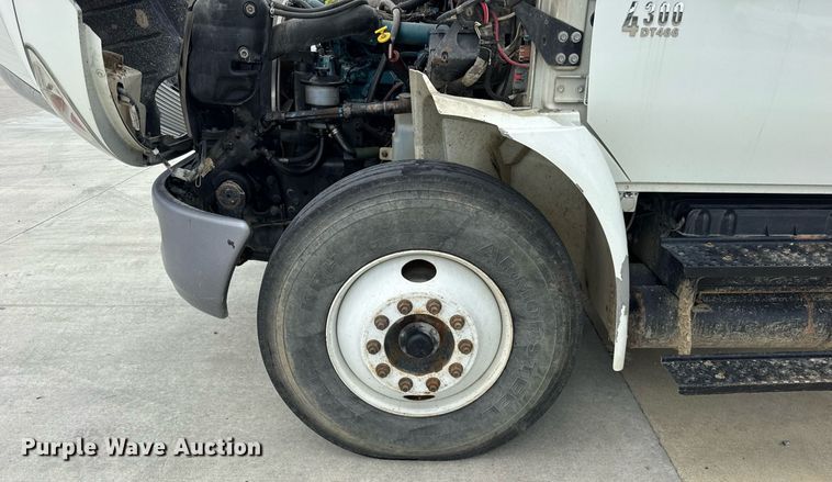 image for item DI9847 2005 International 4300 digger derrick truck