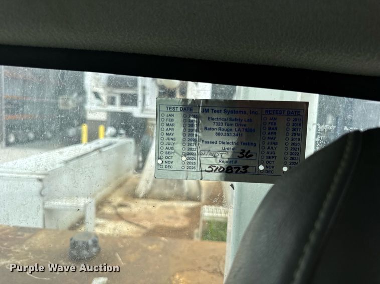 image for item DI9847 2005 International 4300 digger derrick truck