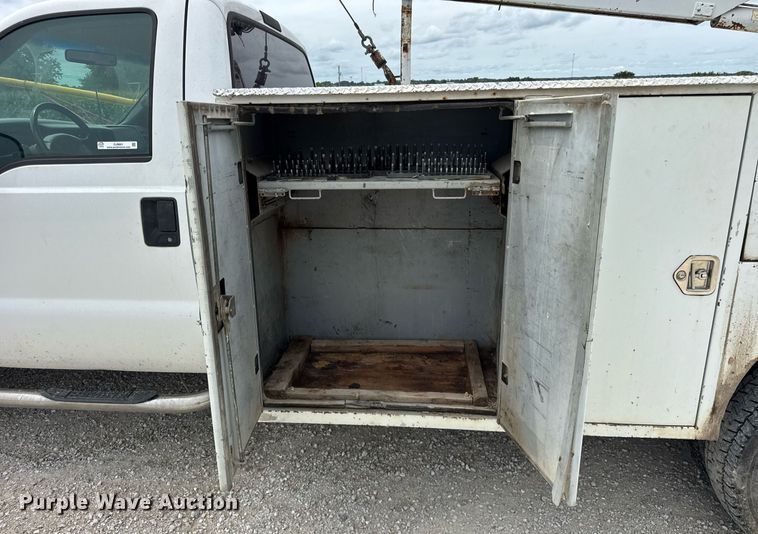 image for item DJ9661 2000 Ford F450 Super Duty  utility / service truck