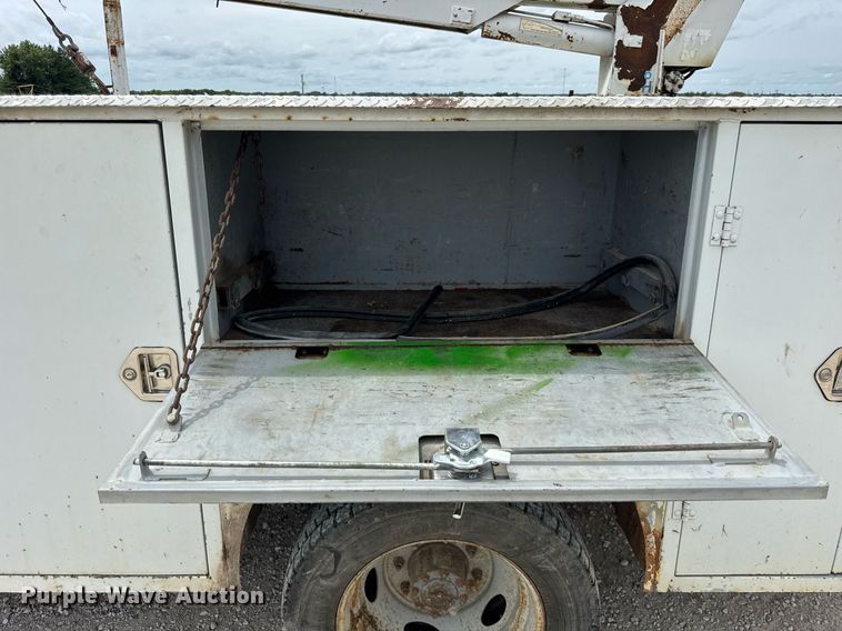 image for item DJ9661 2000 Ford F450 Super Duty  utility / service truck