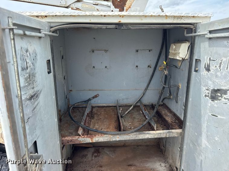 image for item DJ9661 2000 Ford F450 Super Duty  utility / service truck