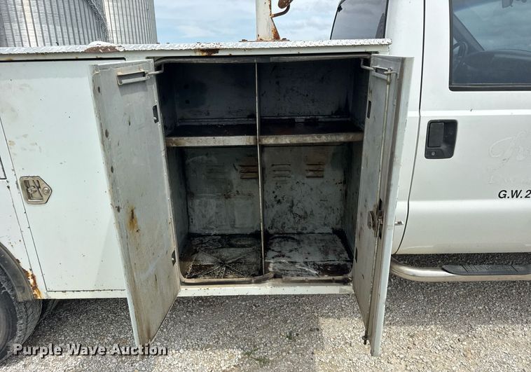 image for item DJ9661 2000 Ford F450 Super Duty  utility / service truck