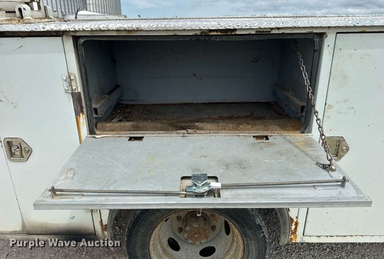 image for item DJ9661 2000 Ford F450 Super Duty  utility / service truck