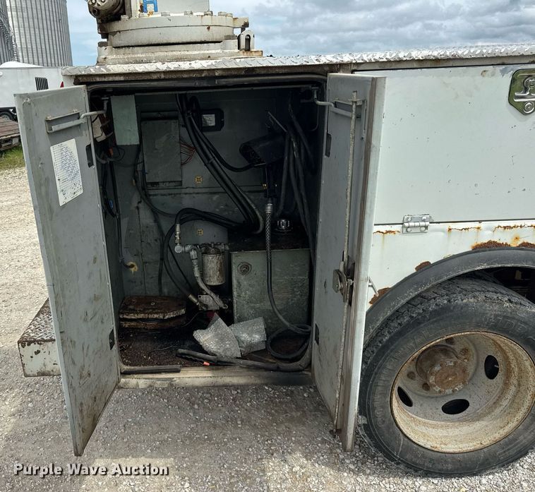 image for item DJ9661 2000 Ford F450 Super Duty  utility / service truck