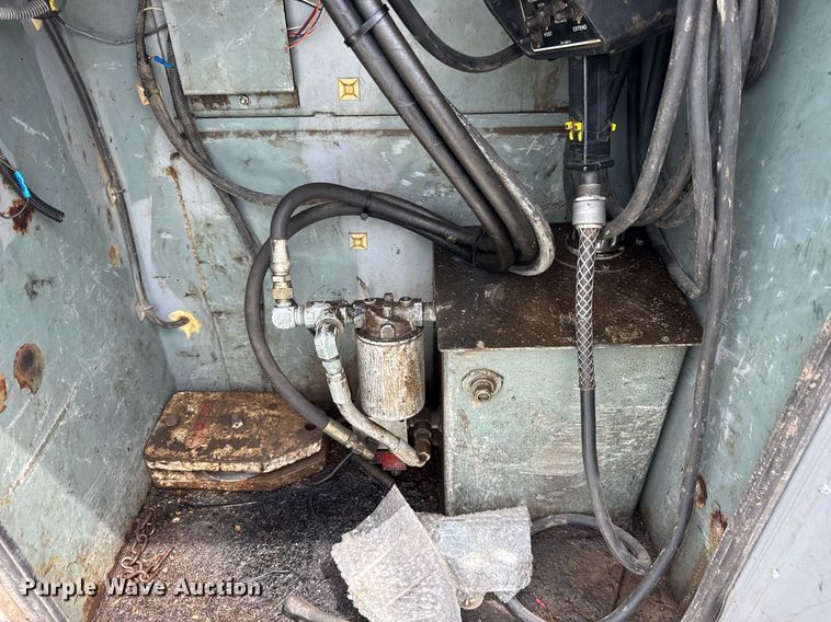 image for item DJ9661 2000 Ford F450 Super Duty  utility / service truck