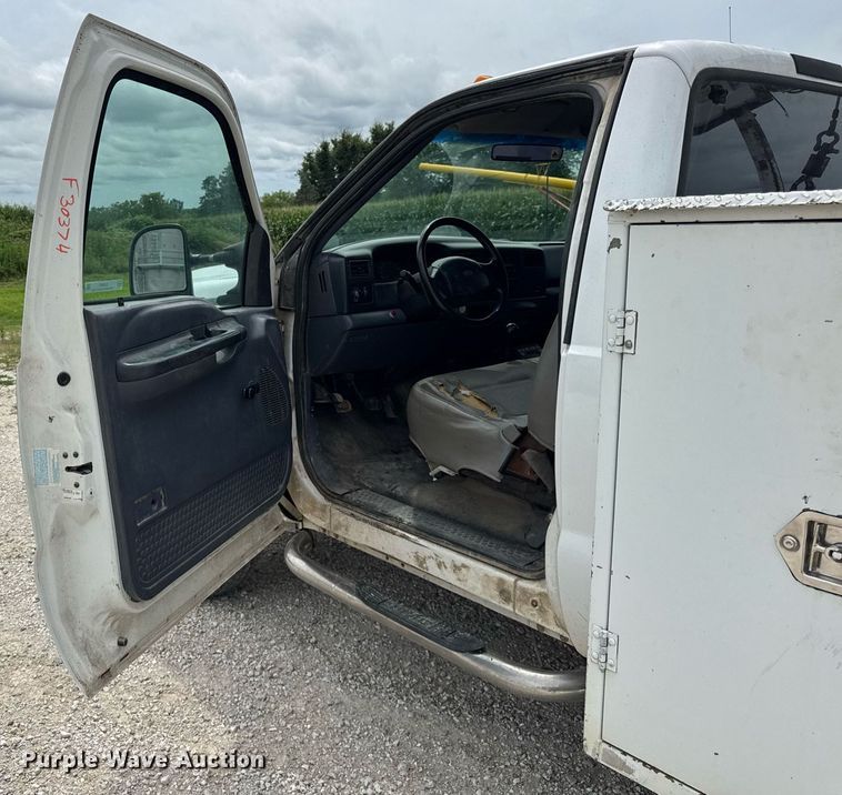 image for item DJ9661 2000 Ford F450 Super Duty  utility / service truck