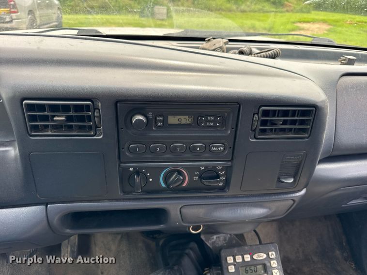 image for item DJ9661 2000 Ford F450 Super Duty  utility / service truck