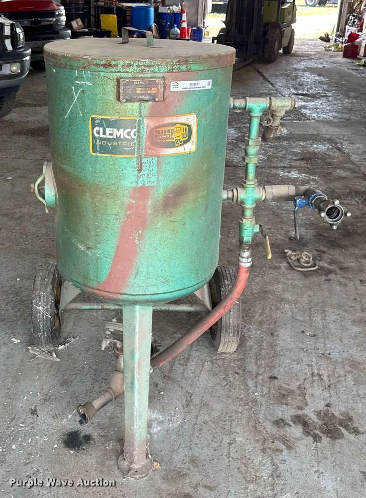 image for item DJ9671 Clemco SCWB-2452 blasting pot