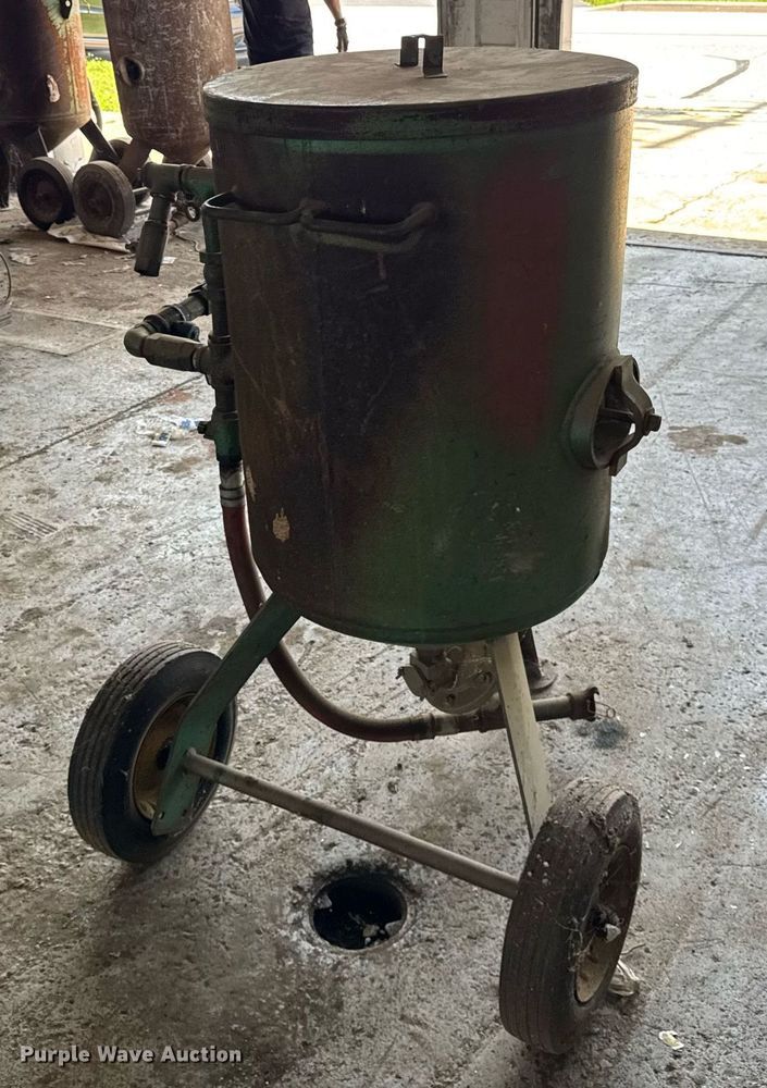 image for item DJ9671 Clemco SCWB-2452 blasting pot