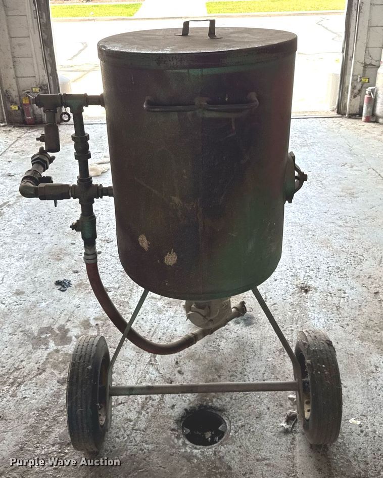 image for item DJ9671 Clemco SCWB-2452 blasting pot