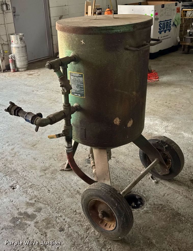 image for item DJ9671 Clemco SCWB-2452 blasting pot