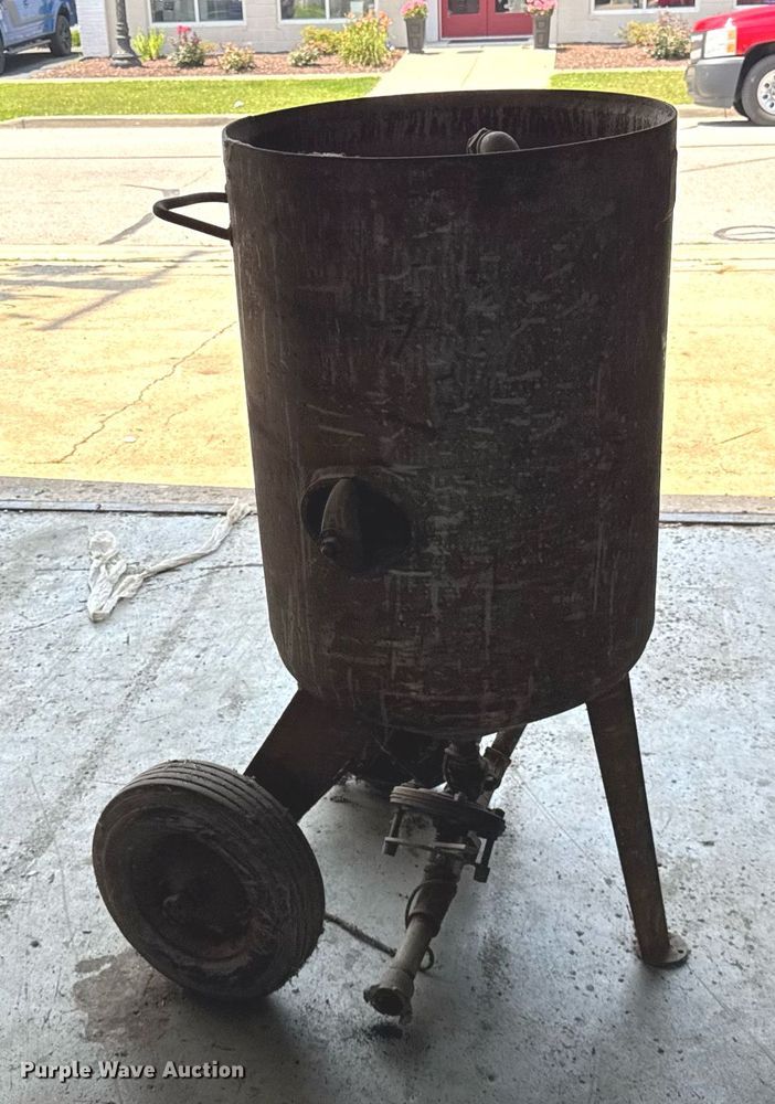 image for item DJ9672 1969 Saracco blasting pot