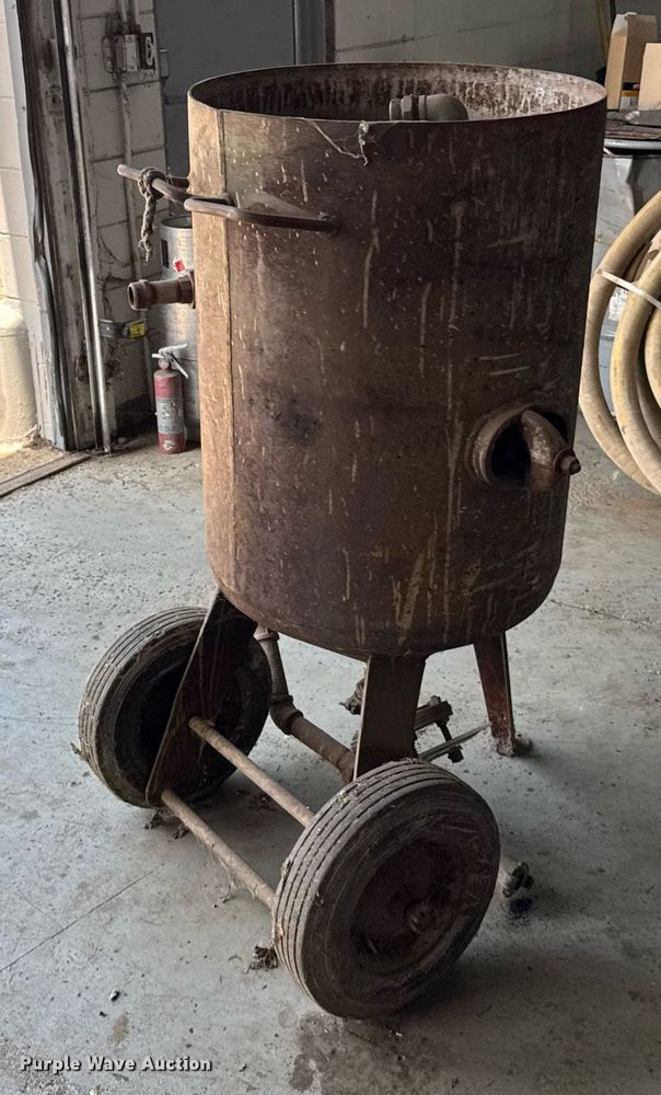 image for item DJ9672 1969 Saracco blasting pot