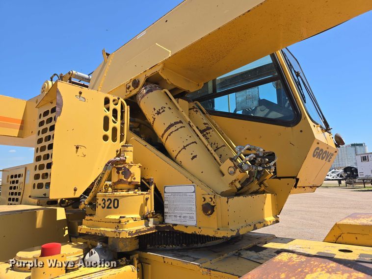 image for item DR3873 1991 Grove RT 528C crane