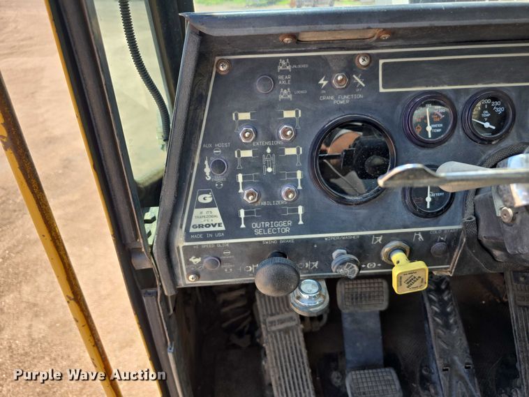 image for item DR3873 1991 Grove RT 528C crane