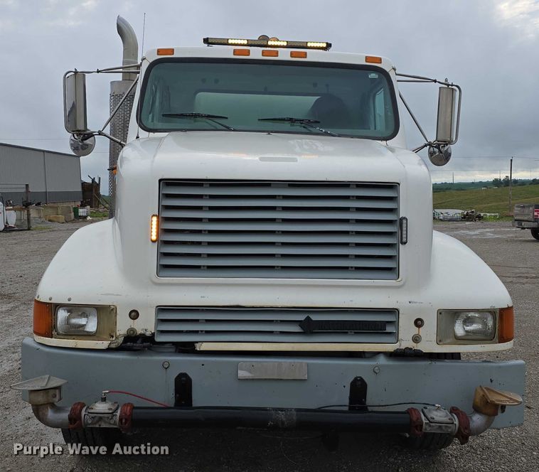 image for item DR3878 1997 International 8200 tank truck