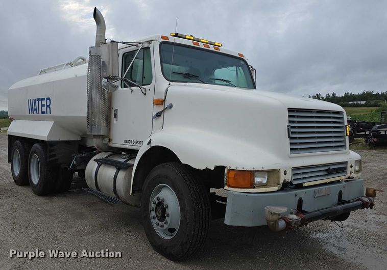 image for item DR3878 1997 International 8200 tank truck