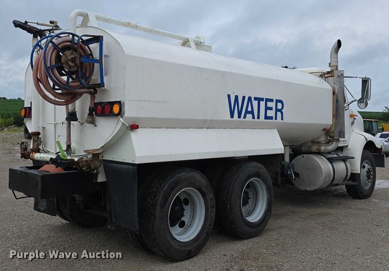 image for item DR3878 1997 International 8200 tank truck