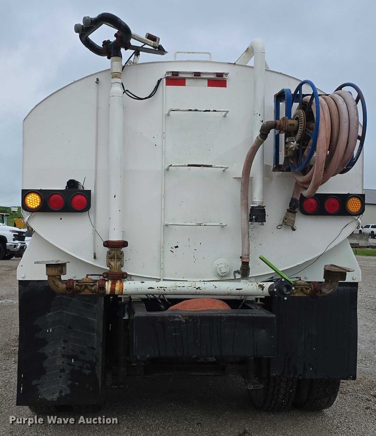 image for item DR3878 1997 International 8200 tank truck