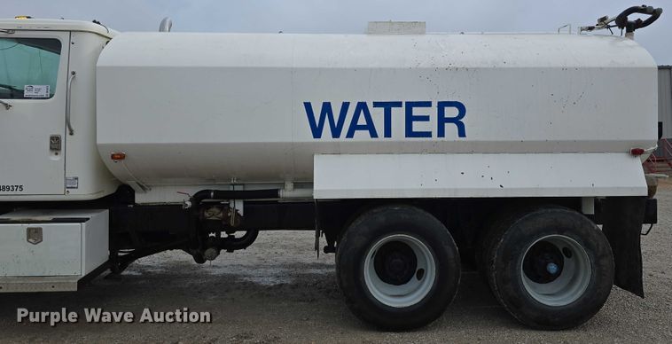 image for item DR3878 1997 International 8200 tank truck