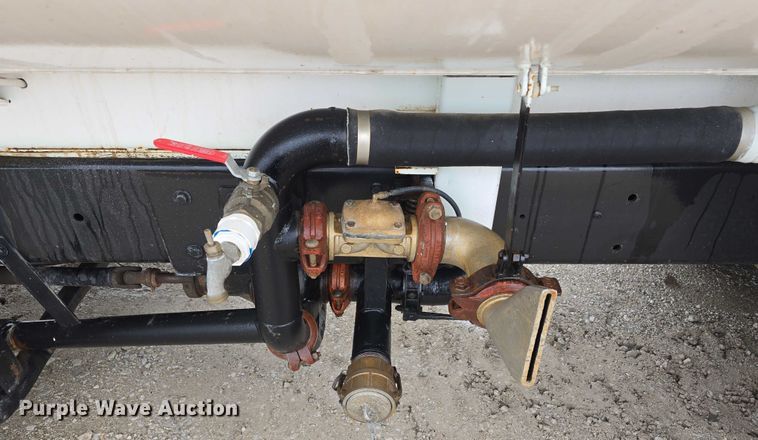 image for item DR3878 1997 International 8200 tank truck