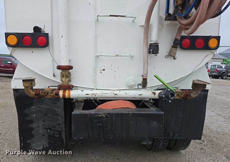 image for item DR3878 1997 International 8200 tank truck