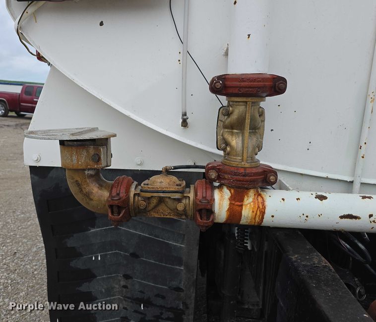 image for item DR3878 1997 International 8200 tank truck