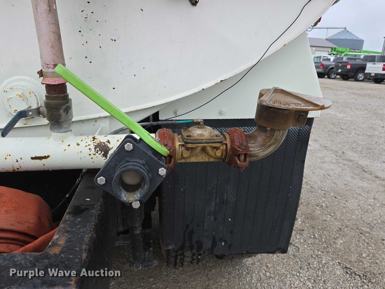 image for item DR3878 1997 International 8200 tank truck