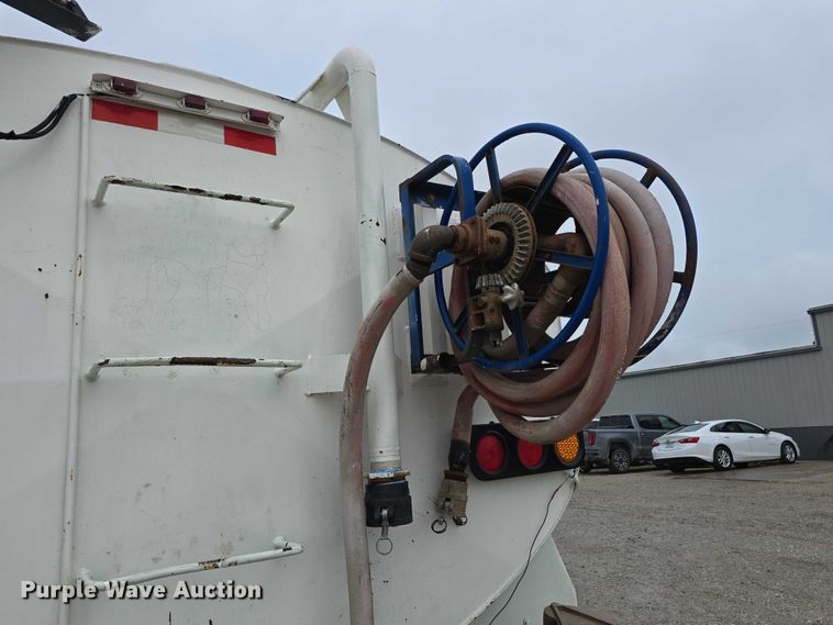 image for item DR3878 1997 International 8200 tank truck