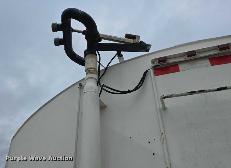 image for item DR3878 1997 International 8200 tank truck