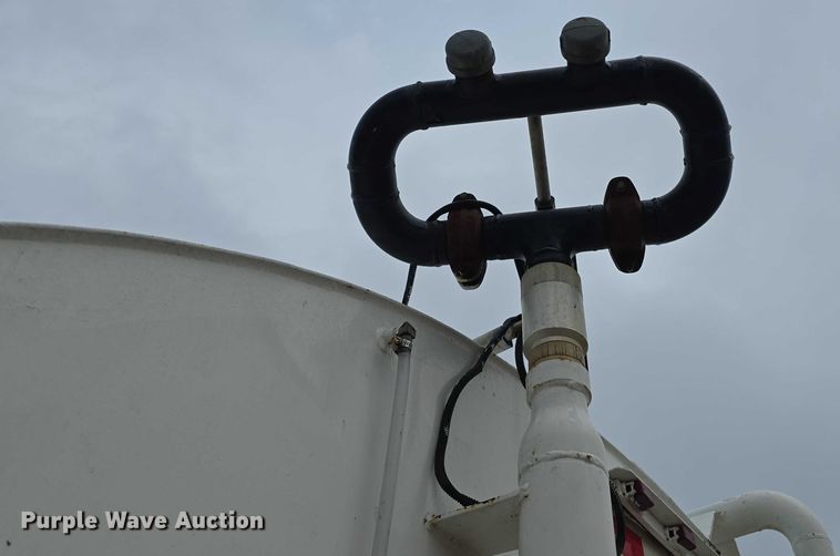 image for item DR3878 1997 International 8200 tank truck