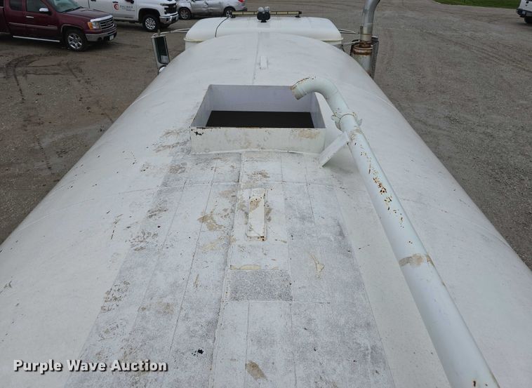 image for item DR3878 1997 International 8200 tank truck