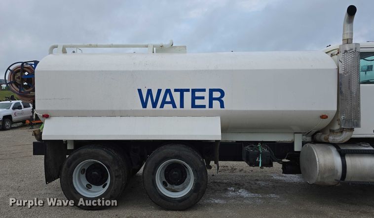 image for item DR3878 1997 International 8200 tank truck