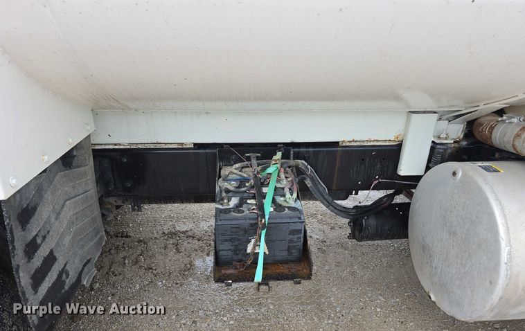 image for item DR3878 1997 International 8200 tank truck