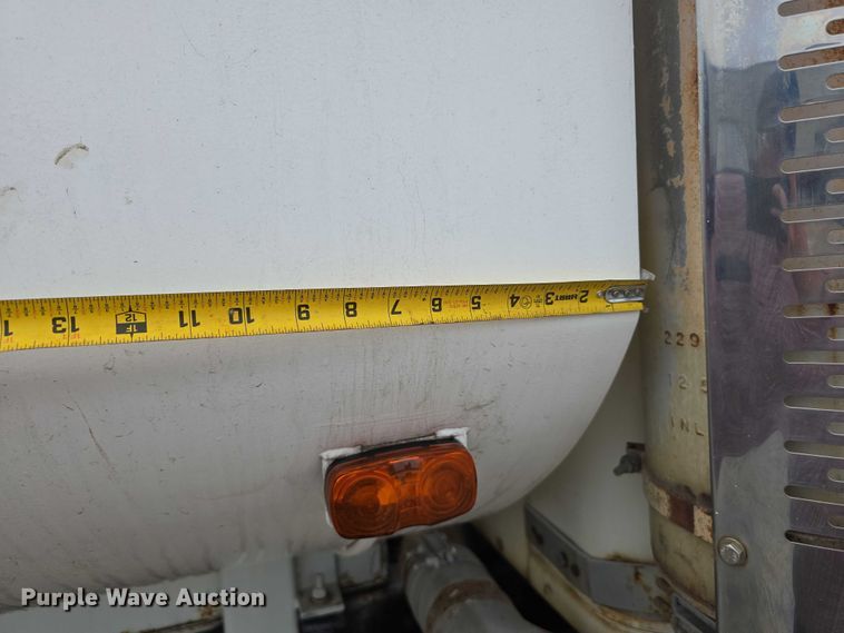 image for item DR3878 1997 International 8200 tank truck