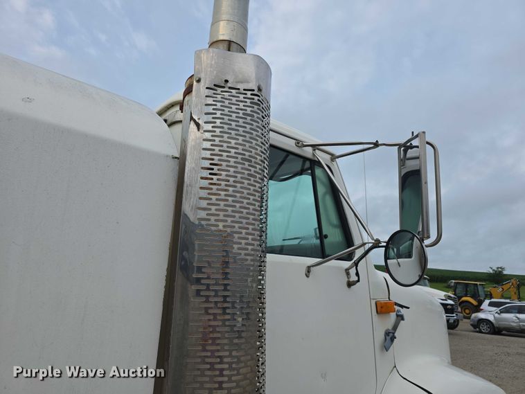 image for item DR3878 1997 International 8200 tank truck