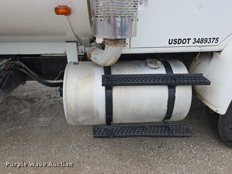 image for item DR3878 1997 International 8200 tank truck