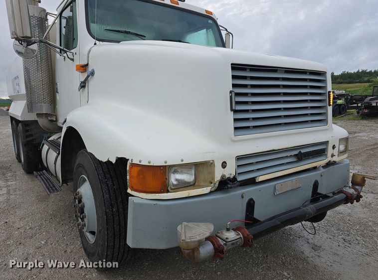 image for item DR3878 1997 International 8200 tank truck