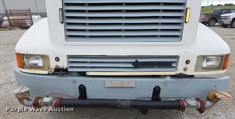 image for item DR3878 1997 International 8200 tank truck